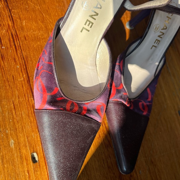 Gorgeous silk and leather CHANEL pumps, gently worn, great condition, size 38 - Picture 5 of 7
